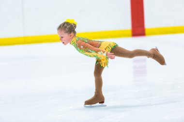 Buz pateni antrenmanı yapan tatlı kız.