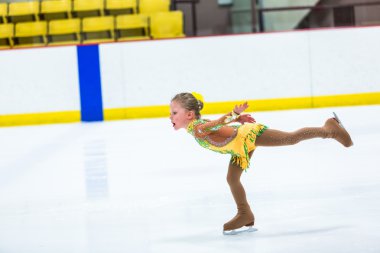 Buz pateni antrenmanı yapan tatlı kız.