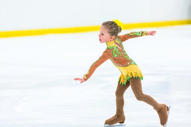 Buz pateni antrenmanı yapan tatlı kız.