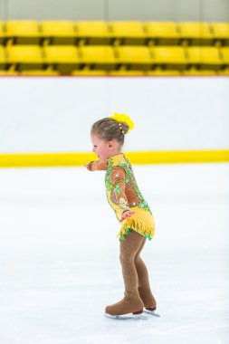 Buz pateni antrenmanı yapan tatlı kız.