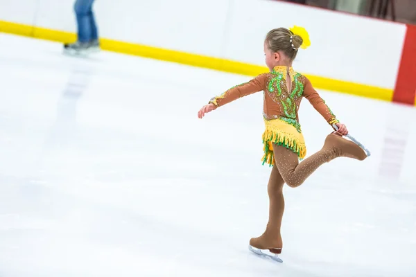 Linda chica practicando patinaje sobre hielo — Foto de Stock