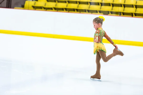 Menina bonito praticar patinação no gelo — Fotografia de Stock