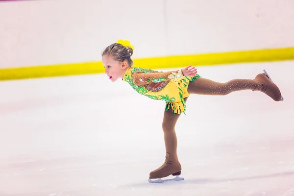 かわいいです女の子練習アイススケート — ストック写真