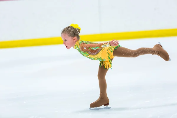 Cute girl practicing ice skating — Stock Photo, Image