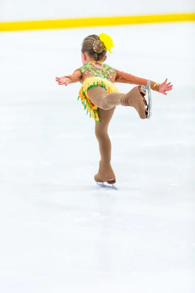 Linda chica practicando patinaje sobre hielo — Foto de Stock