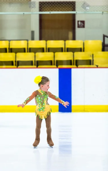 Menina bonito praticar patinação no gelo — Fotografia de Stock