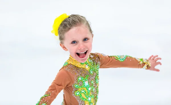 Linda chica practicando patinaje sobre hielo — Foto de Stock