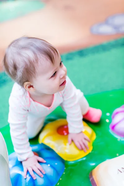 Bambino che gioca al parco giochi . — Foto Stock