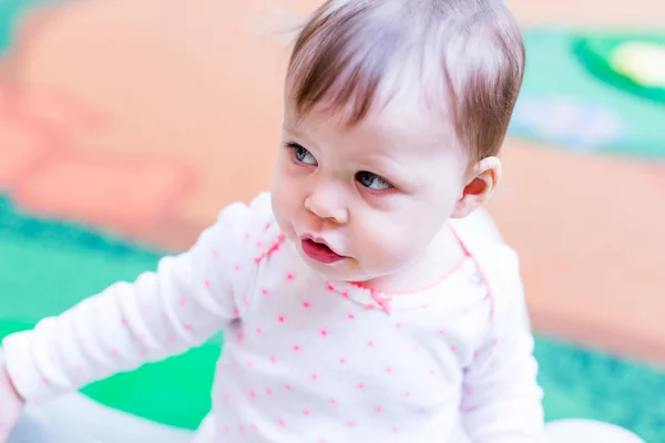 Bambino che gioca al parco giochi . — Foto Stock