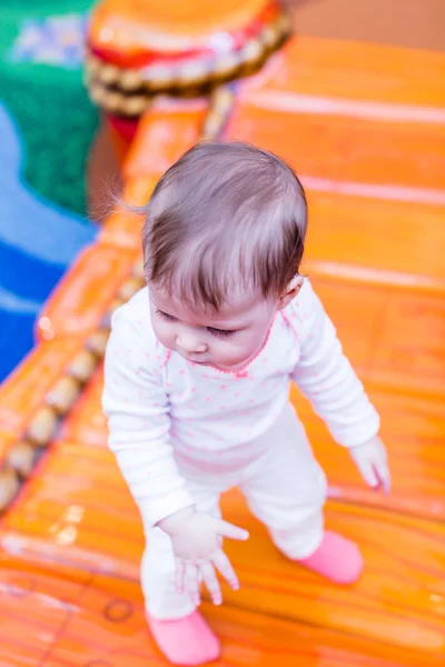 Bambino che gioca al parco giochi . — Foto Stock