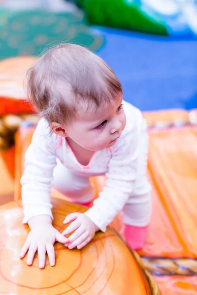 Peuter spelen op de speelplaats. — Stockfoto