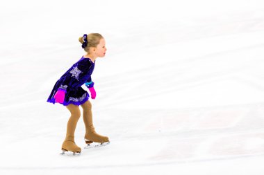 Genç pratik buz patenci.