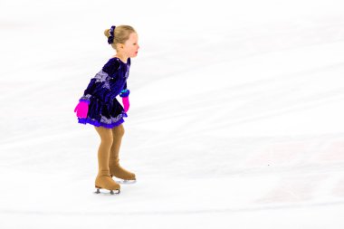 Genç pratik buz patenci.