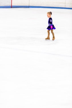 Genç pratik buz patenci.