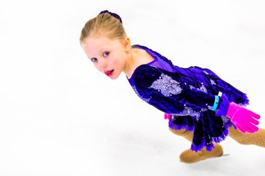 Genç pratik buz patenci.