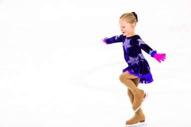 Genç pratik buz patenci.