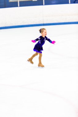 Genç pratik buz patenci.