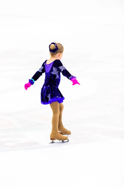 Young figure skater practicing — Stock Photo, Image