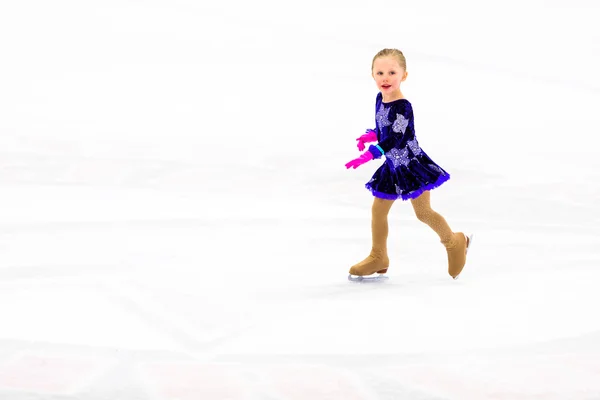 Jonge kunstschaatsster beoefenen — Stockfoto