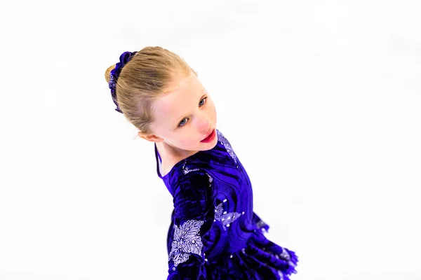 Young figure skater practicing — Stock Photo, Image