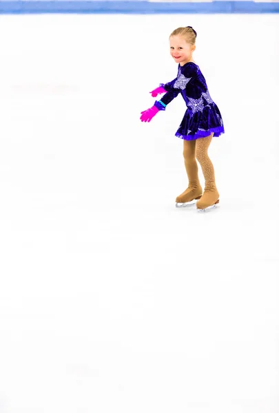 Young figure skater practicing — Stock Photo, Image