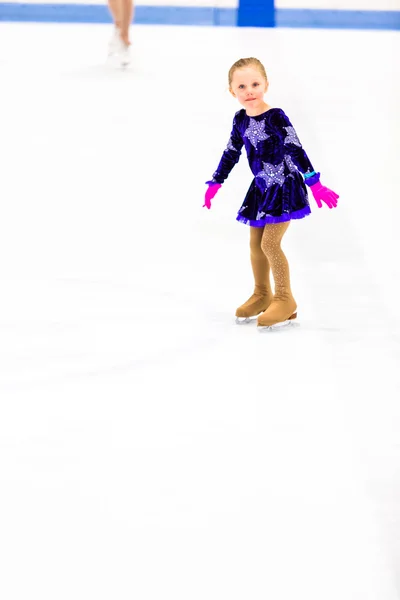 Young figure skater practicing — Stock Photo, Image