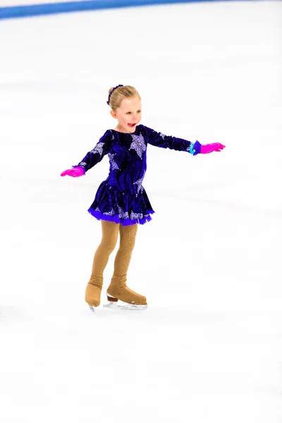 Young figure skater practicing — Stock Photo, Image