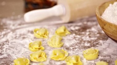 Ev yapımı dört peynirli tortellini yapma