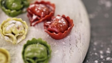 Gökkuşağı peynirli tortellini
