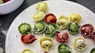 Gökkuşağı peynirli tortellini