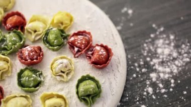 Gökkuşağı peynirli tortellini