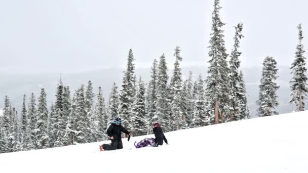 Typisches Wochenende am Loveland Pass — Stockvideo