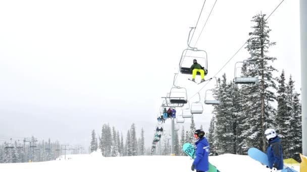 Fin de semana típico en Loveland pass — Vídeo de stock