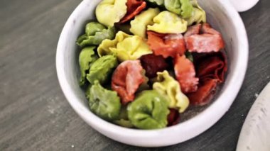 Gökkuşağı peynirli tortellini