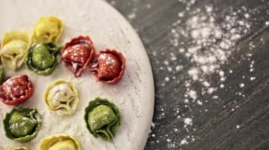 Gökkuşağı peynirli tortellini