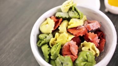 Gökkuşağı peynirli tortellini