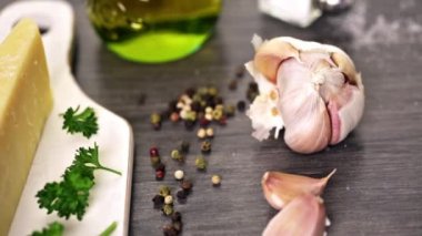 Makarna otlar sarımsak ve Parmesan peyniri ile