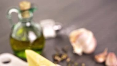 Makarna otlar sarımsak ve Parmesan peyniri ile