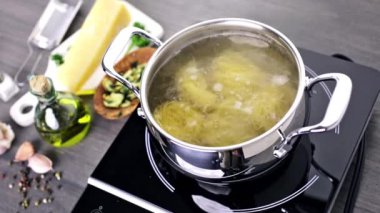 Makarna otlar sarımsak ve Parmesan peyniri ile