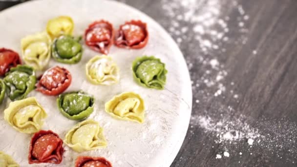 Tortellini mit Regenbogenkäse — Stockvideo