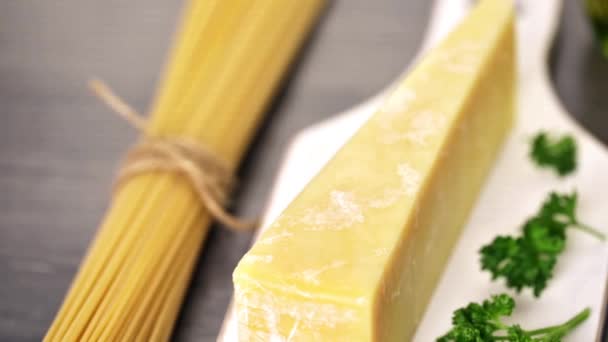 Паста с чесночными травами и сыром пармезан — стоковое видео