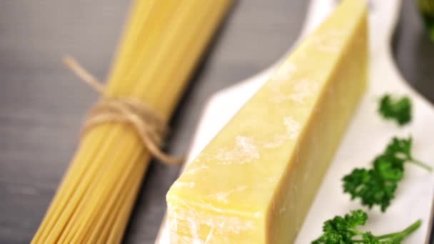 Nudeln mit Knoblauchkräutern und Parmesan — Stockvideo