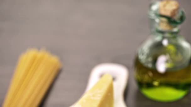 Makarna otlar sarımsak ve Parmesan peyniri ile — Stok video