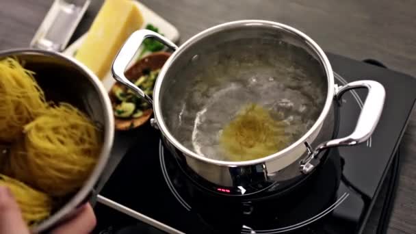 Těstoviny s česnekem bylinkami a parmezánem — Stock video