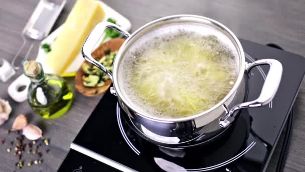 Pasta met knoflook kruiden en Parmezaanse kaas — Stockvideo