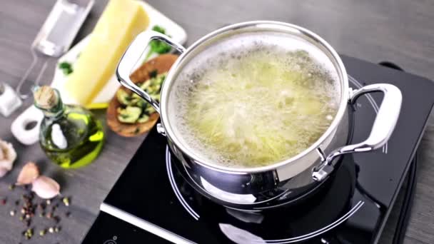 Pasta con hierbas de ajo y queso parmesano — Vídeos de Stock