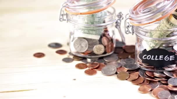Geld besparen in glazen pot — Stockvideo