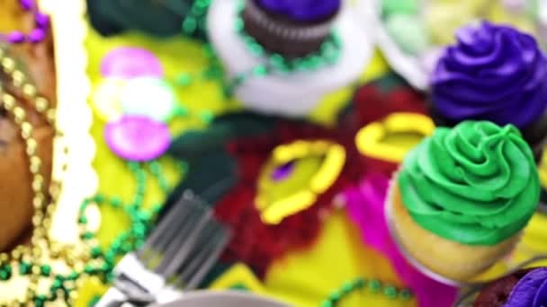 Cupcakes mit buntem Zuckerguss für Mardi Gras — Stockvideo