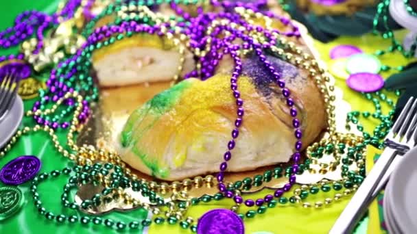 Cupcakes met kleurrijke suikerglazuur voor Mardi Gras — Stockvideo