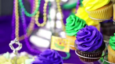 Mardi Gras için renkli buzlanma ile cupcakes